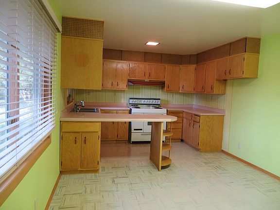 3rd image of 2520 Newton Ave #12