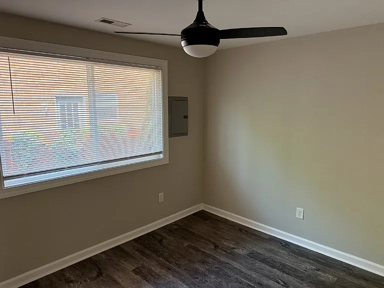2020 Greenwood Cir #B — Photo 8