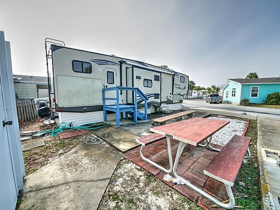 4th image of 426 Snook Ln