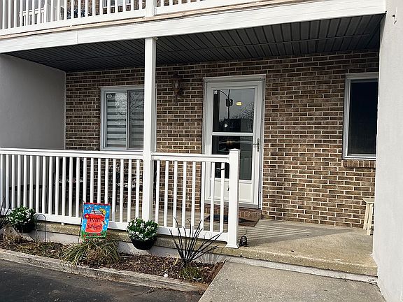 3rd image of 11603 Windward Dr Unit A