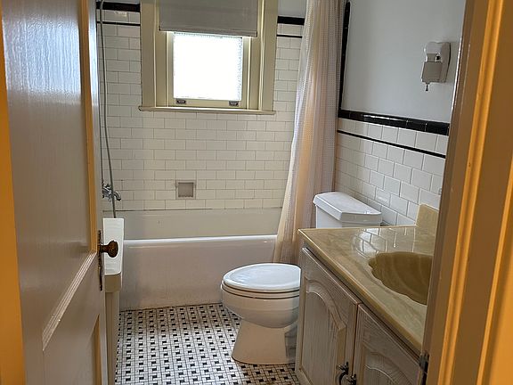 4th image of 135 E Lancaster Ave #2