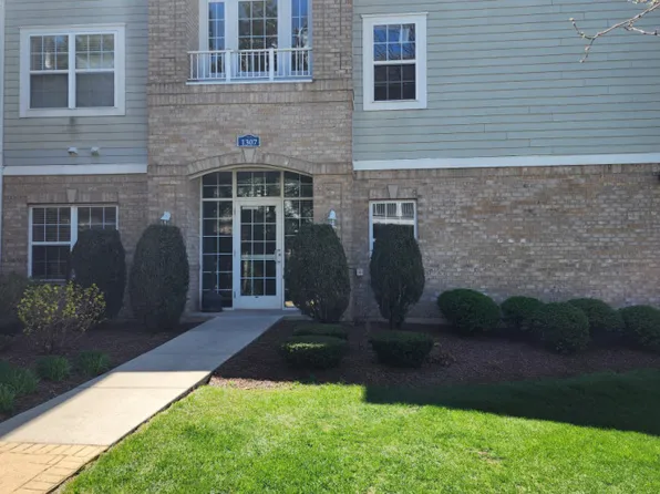 1307 W Lake St APT 202, Addison, IL 60101