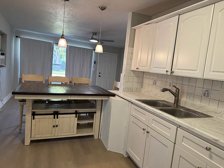 2621 NE 8th Ave — Photo 2