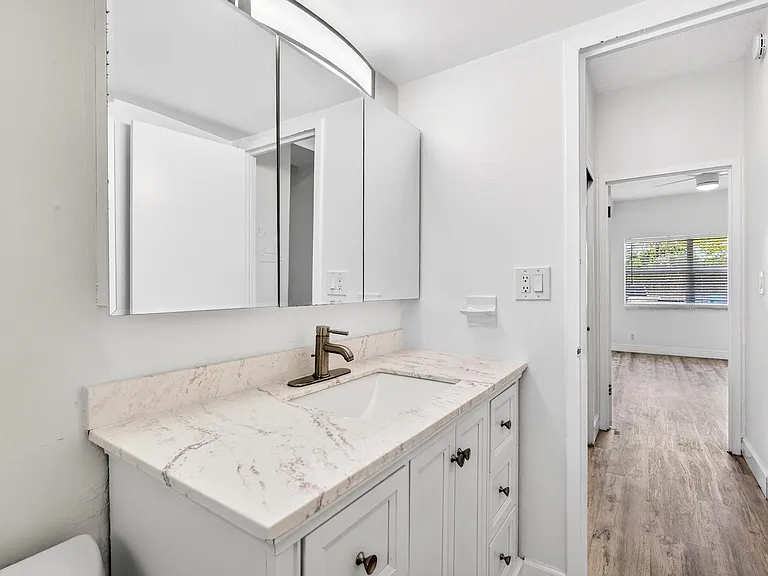 2555 NE 11th St #104 — Photo 14