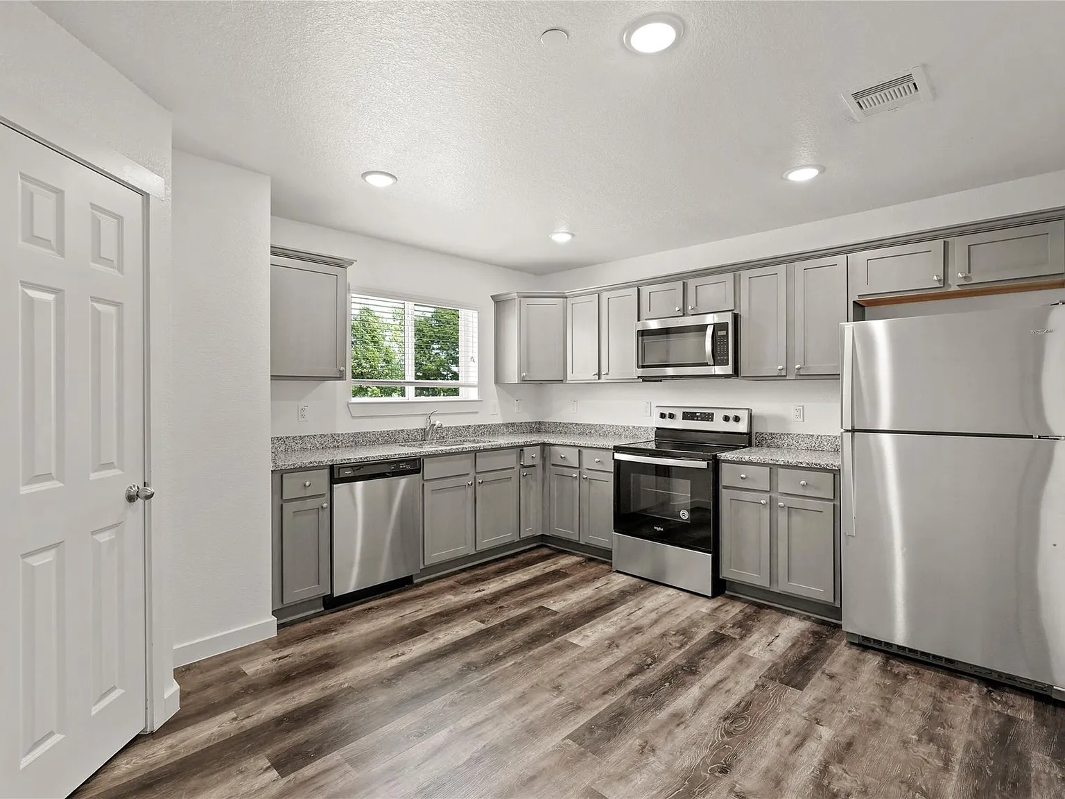 3 bed, 2.5 bath, 1688 sqft, $1,900 — Photo 1