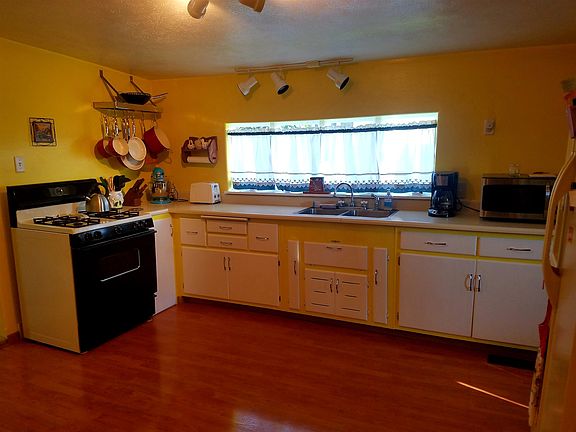 2nd image of 68271 Main St