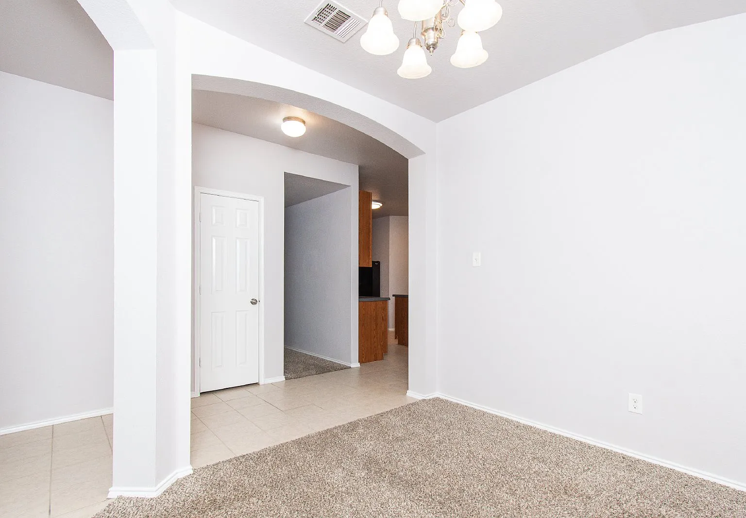 4 bed, 2.0 bath, 1958 sqft, $1,600 — Photo 4