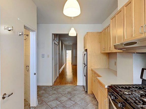 4th image of 118 Bedford Ave #2B