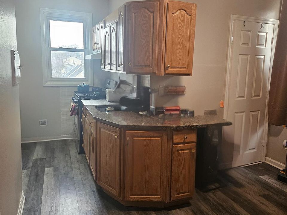 1st image of 421 River Dr Floor 2