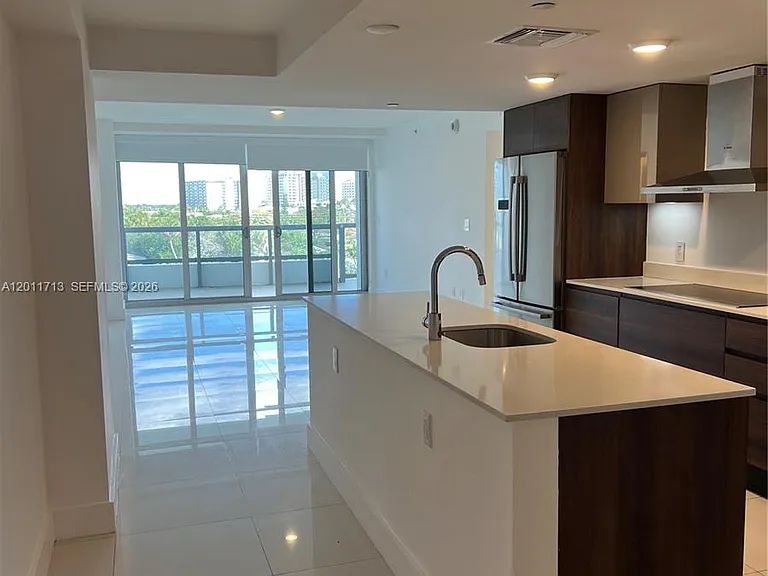9261 E Bay Harbor Dr #302 — Photo 2