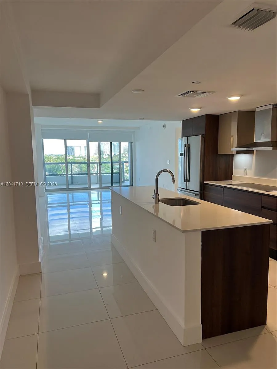 Building Photo - 9261 E Bay Harbor Dr #302