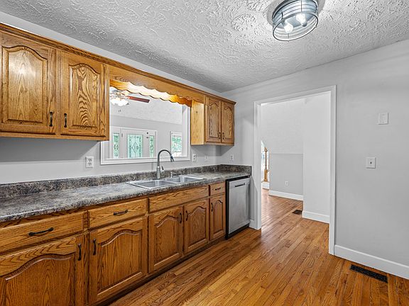 5th image of 496 Highland Dr