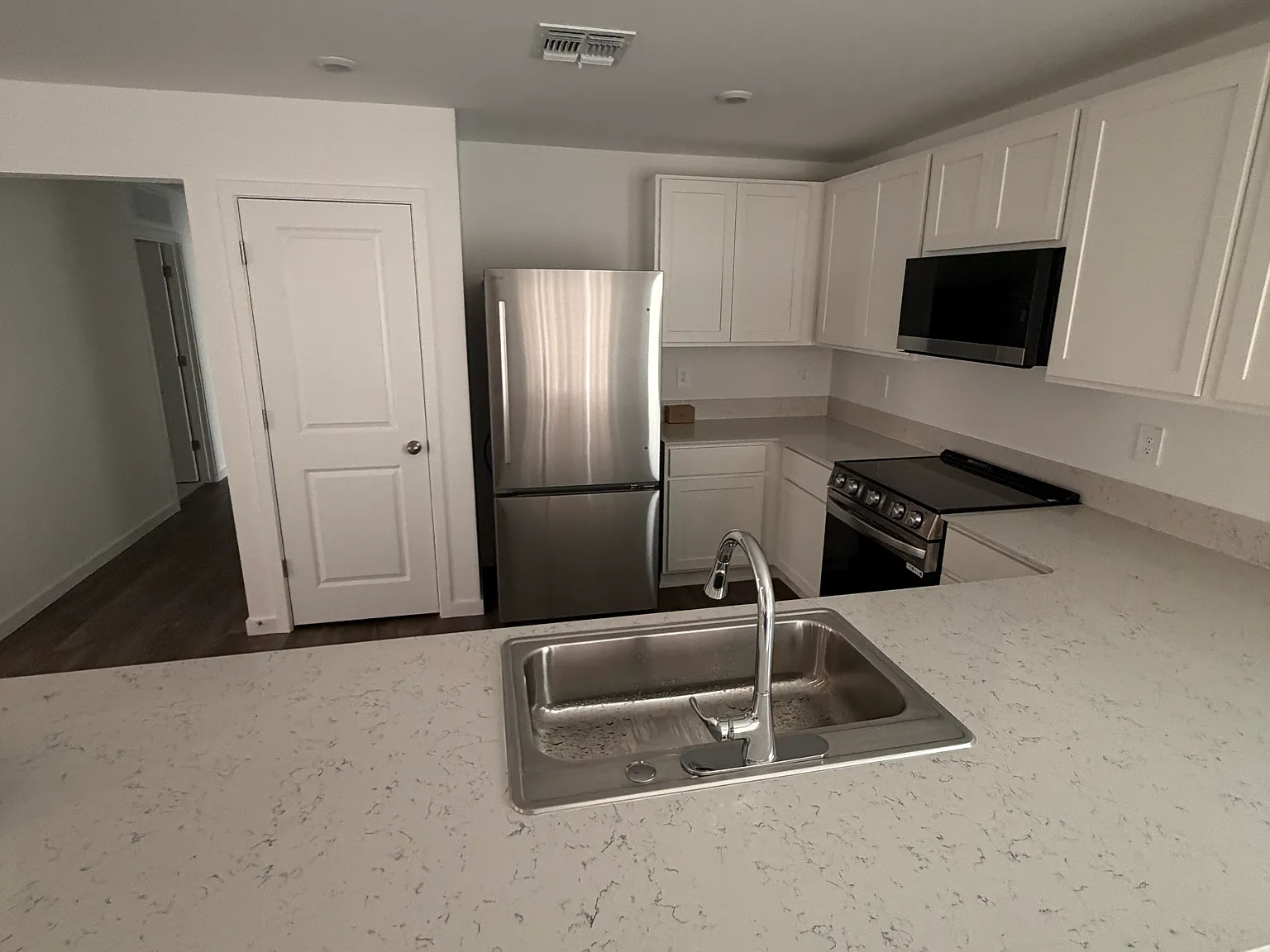 4 bed, 1741 sqft, $1,975 — Photo 2