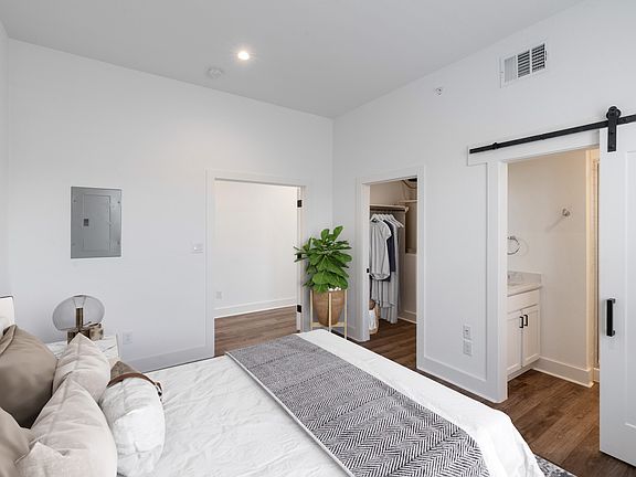 4th image of 617 N Tyler St #201
