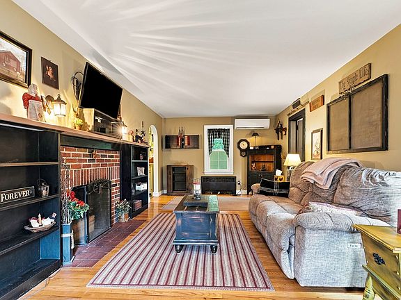 4th image of 138 Purchase St