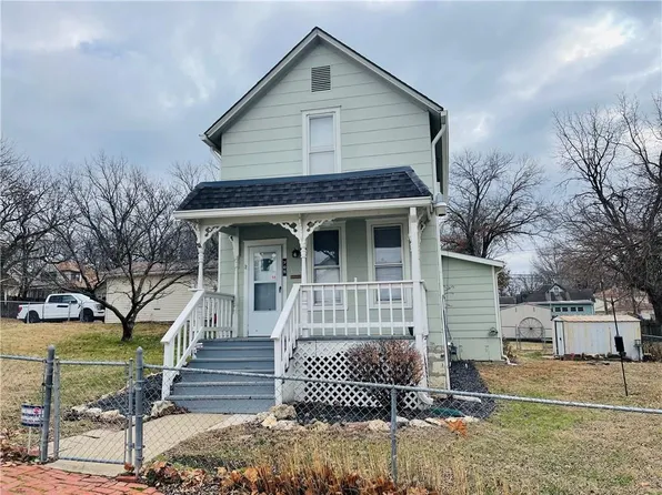 705 Walnut St, Leavenworth, KS 66048