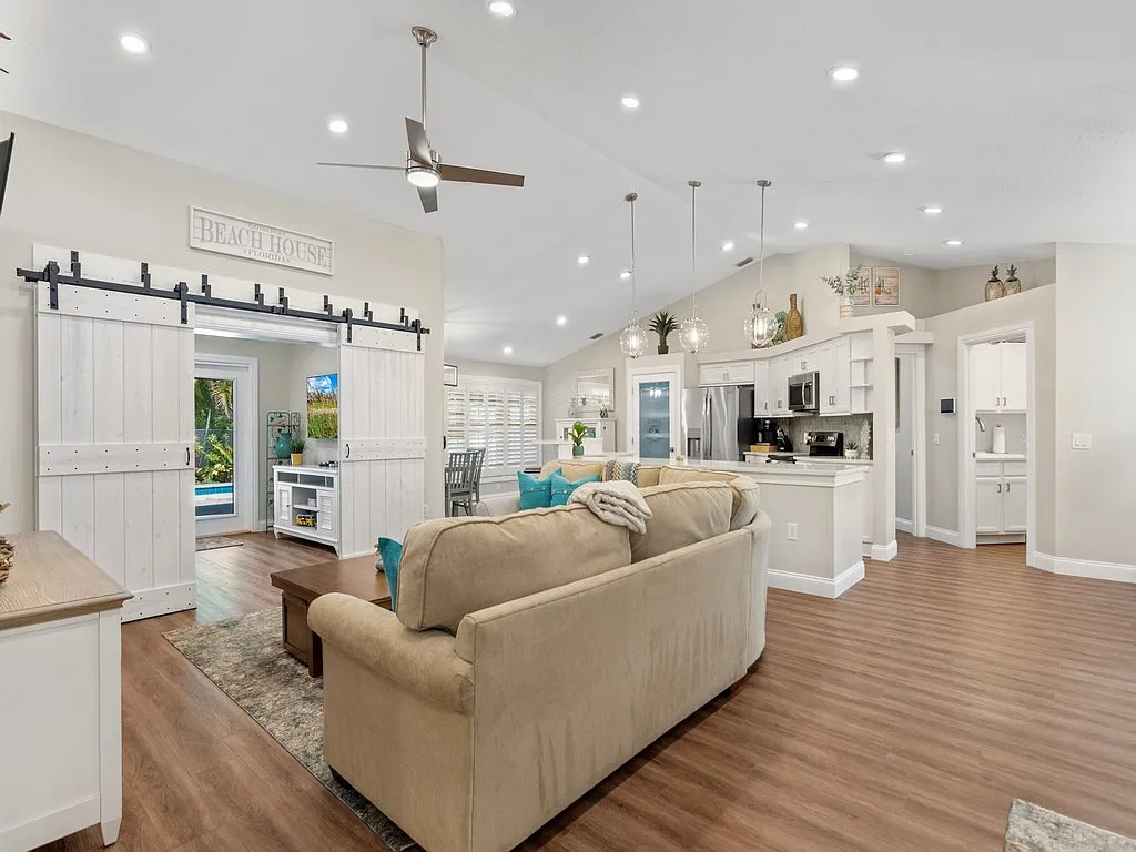 2 bed, 2017 sqft, $10,000 — Photo 3