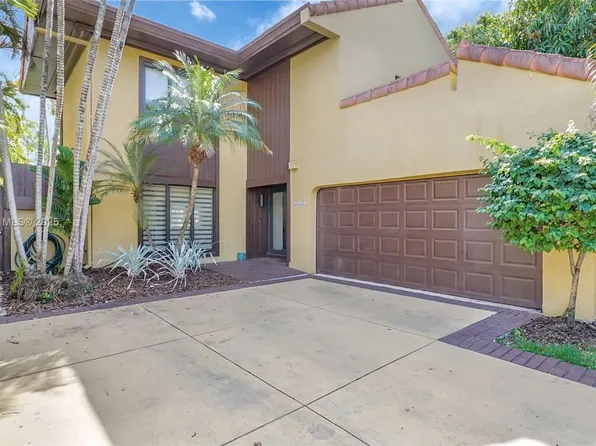 1066 NE 203rd Ln, Miami, FL 33179