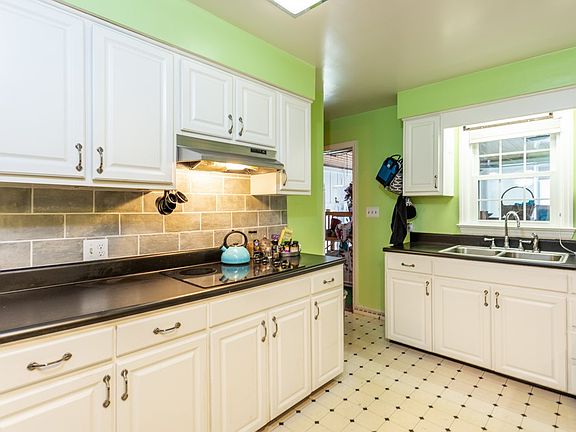 3rd image of 1041 S Dogwood Dr