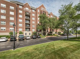 470 W Mahogany Ct UNIT 301, Palatine, IL 60067