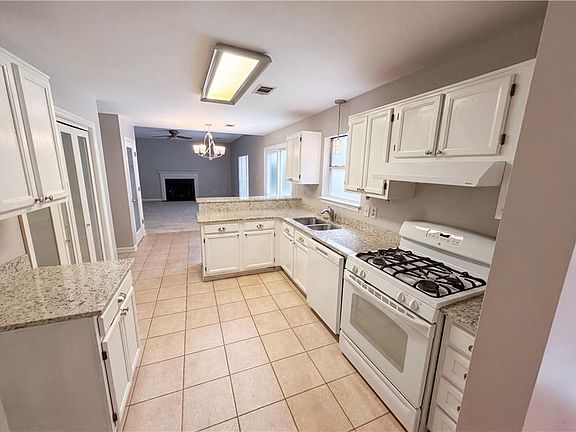 3rd image of 40 Stephanie Dr