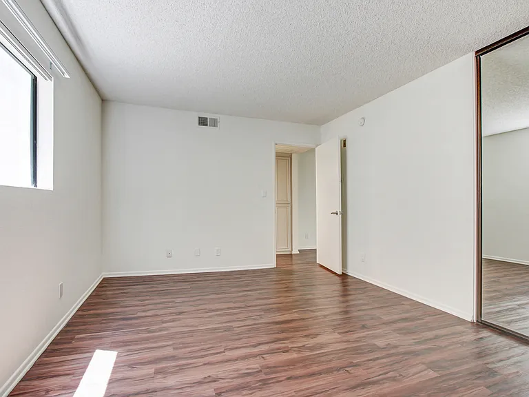 11325 Morrison St — Photo 69