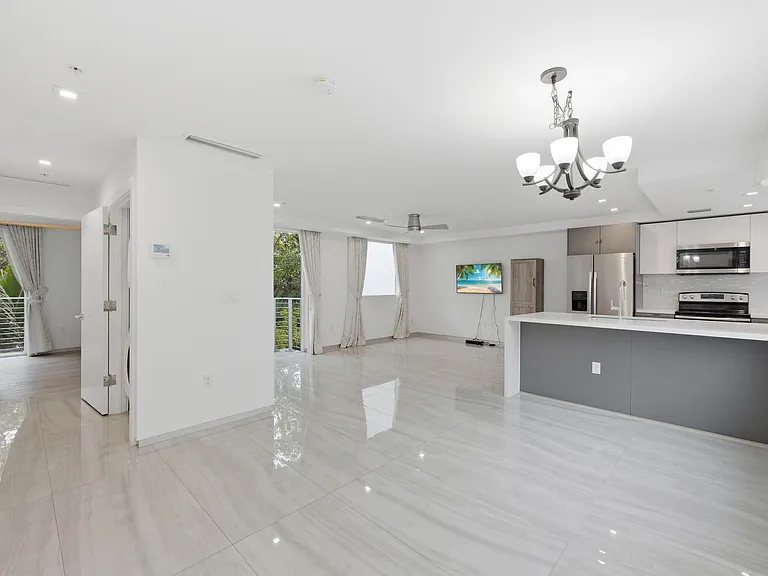 714 NE 14th Ave #102 — Photo 4
