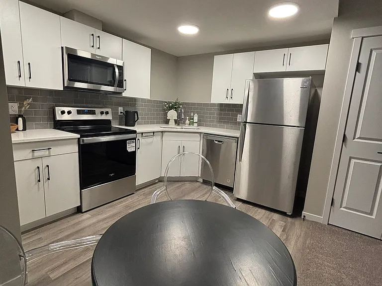 209 Magnolia Mnr SE #B — Photo 3