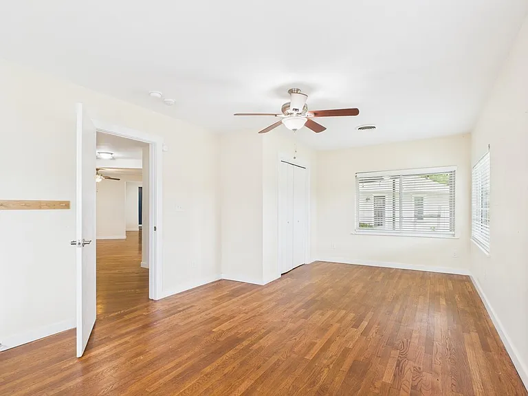 409 S Pear St — Photo 13