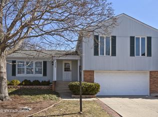 225 Alexandria Dr, Vernon Hills, IL