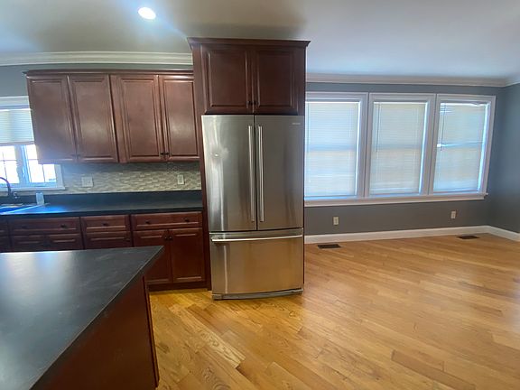 Picture of the refriigerator with freezer on the bottom!