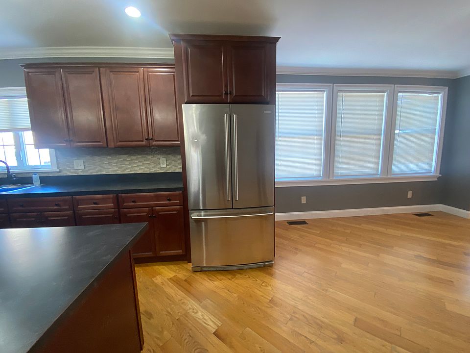Picture of the refriigerator with freezer on the bottom!