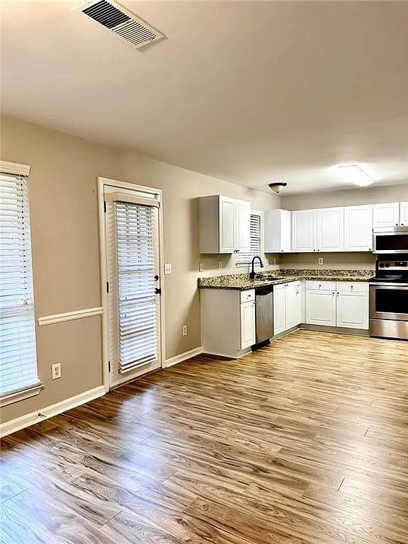 3 bed, 2.5 bath, 2181 sqft, $2,000 — Photo 3