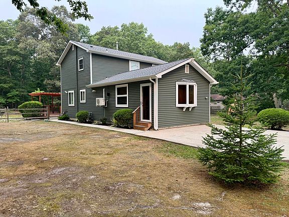 2nd image of 304 Longfellow Ct