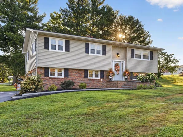136 Patriot Cir, Bristol, VA 24201