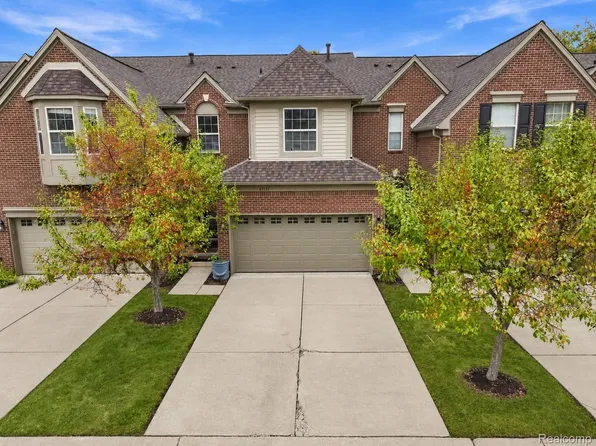 41351 N Maplewood Dr, Canton, MI 48187