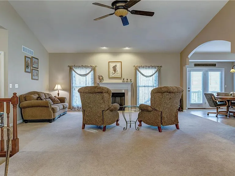 310 Royallsprings Pkwy — Photo 5