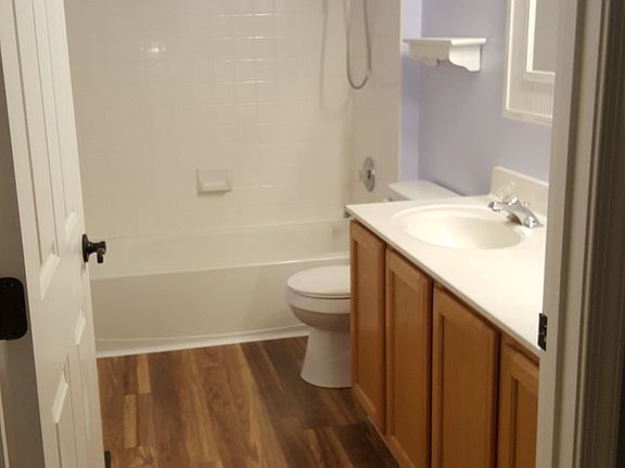 full bath w/linen closet - 2nd floor