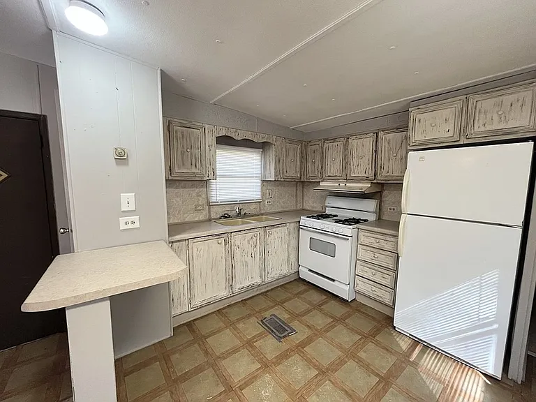1360 E Commercial — Photo 2