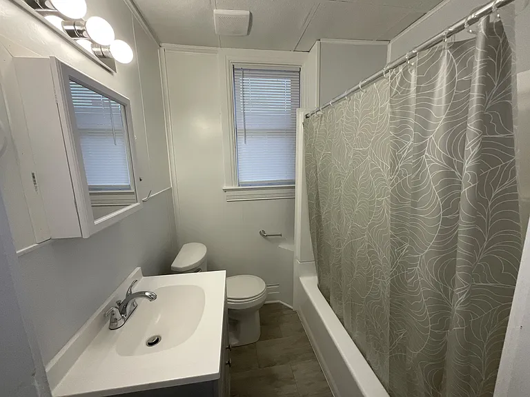 807 W Princess St — Photo 4