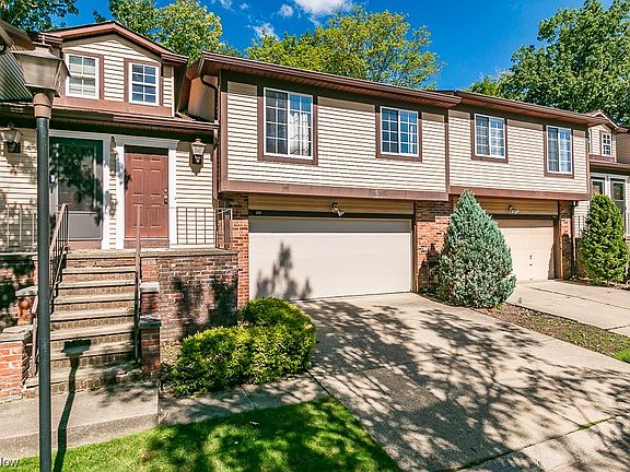 2nd image of 221 Greenbriar Ct #221