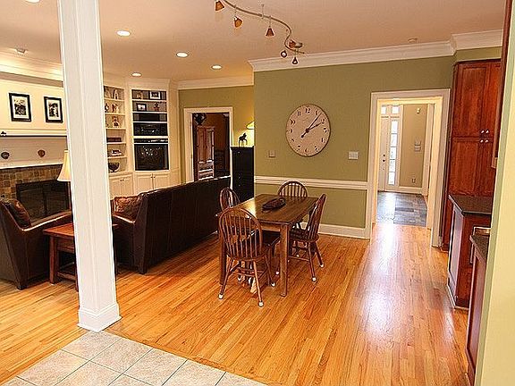 Open living area/bkfst room