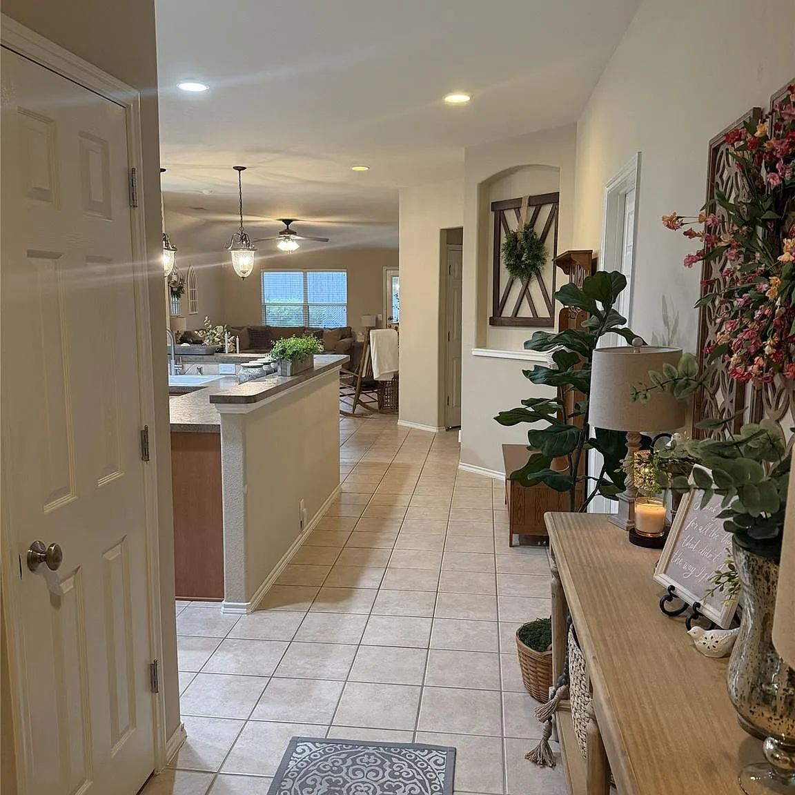 3 bed, 2.0 bath, 1972 sqft, $2,000 — Photo 2