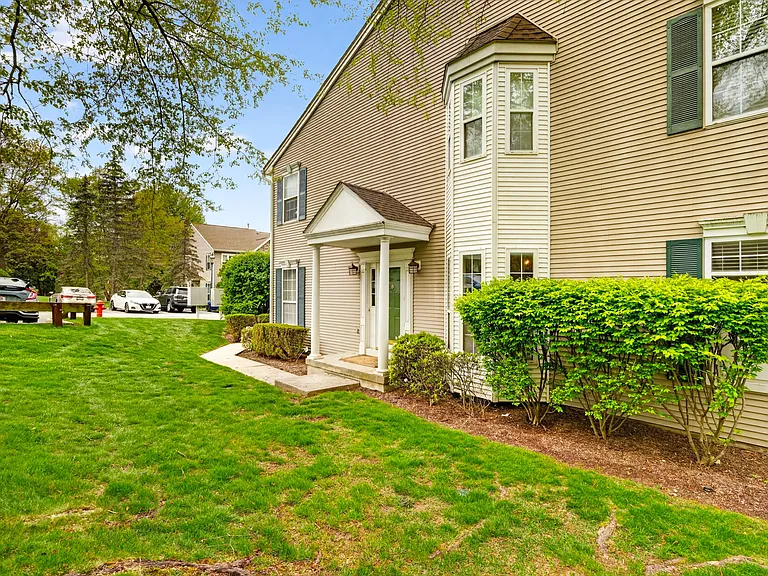 554 Adirondack Ct — Photo 43