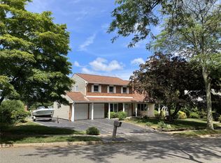 76 Hilden St, Kings Park, NY 11754