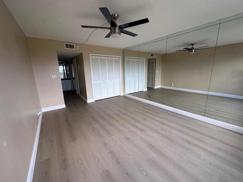 3850 Oaks Clubhouse Drive #403, photo 8