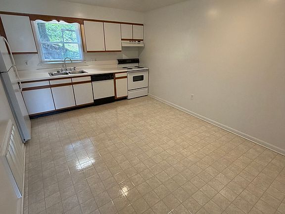 3rd image of 5281 Berkshire Ct APT 13