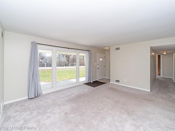 5th image of 945 N Commerce Rd