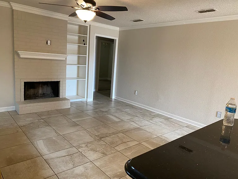 8111 Seguin Ave — Photo 5