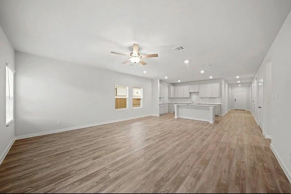 4 bed, 3.0 bath, 2012 sqft, $2,100 — Photo 4